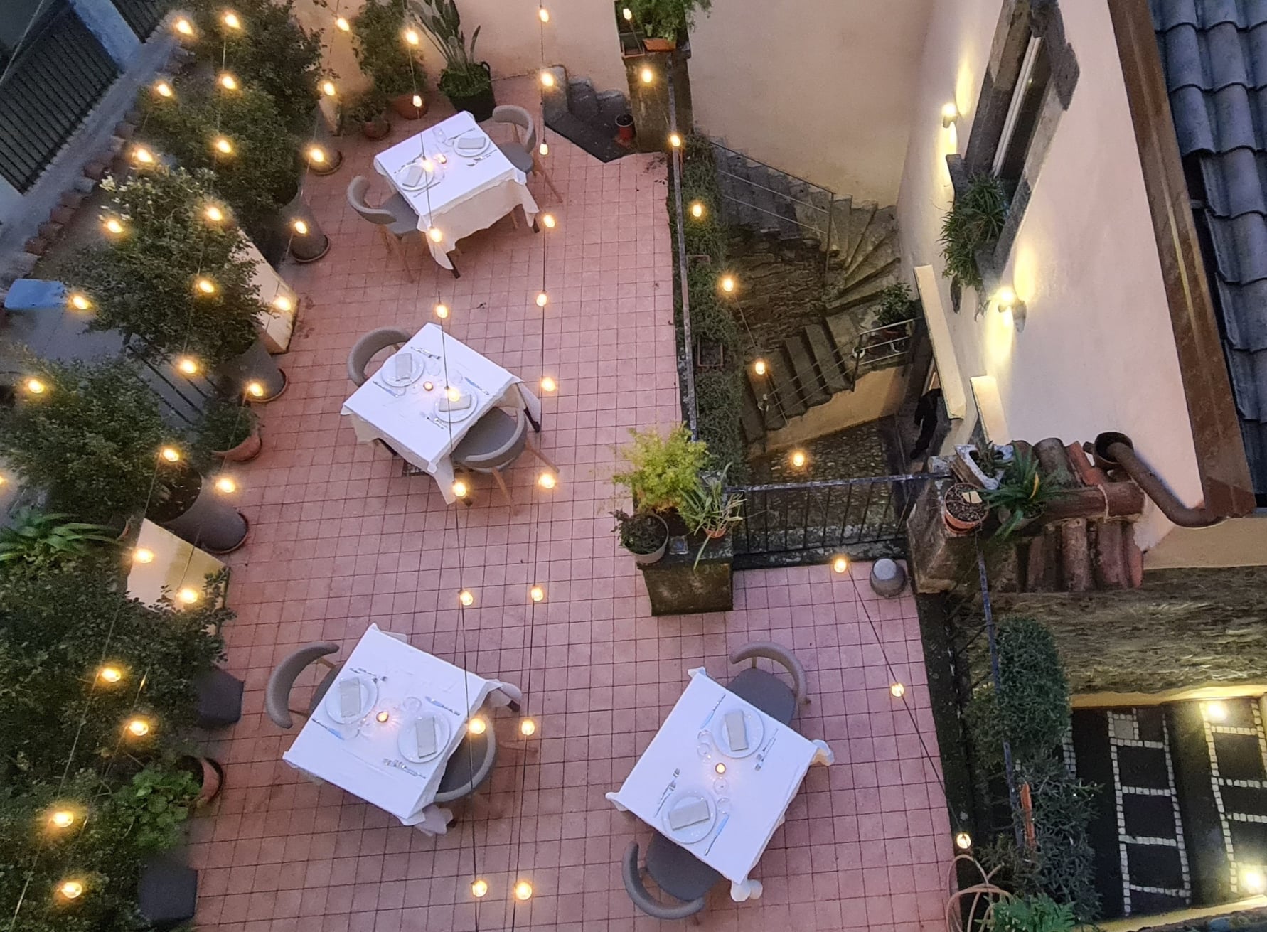 Gli spazi esterni all'aperto della Cantina di Monsignore