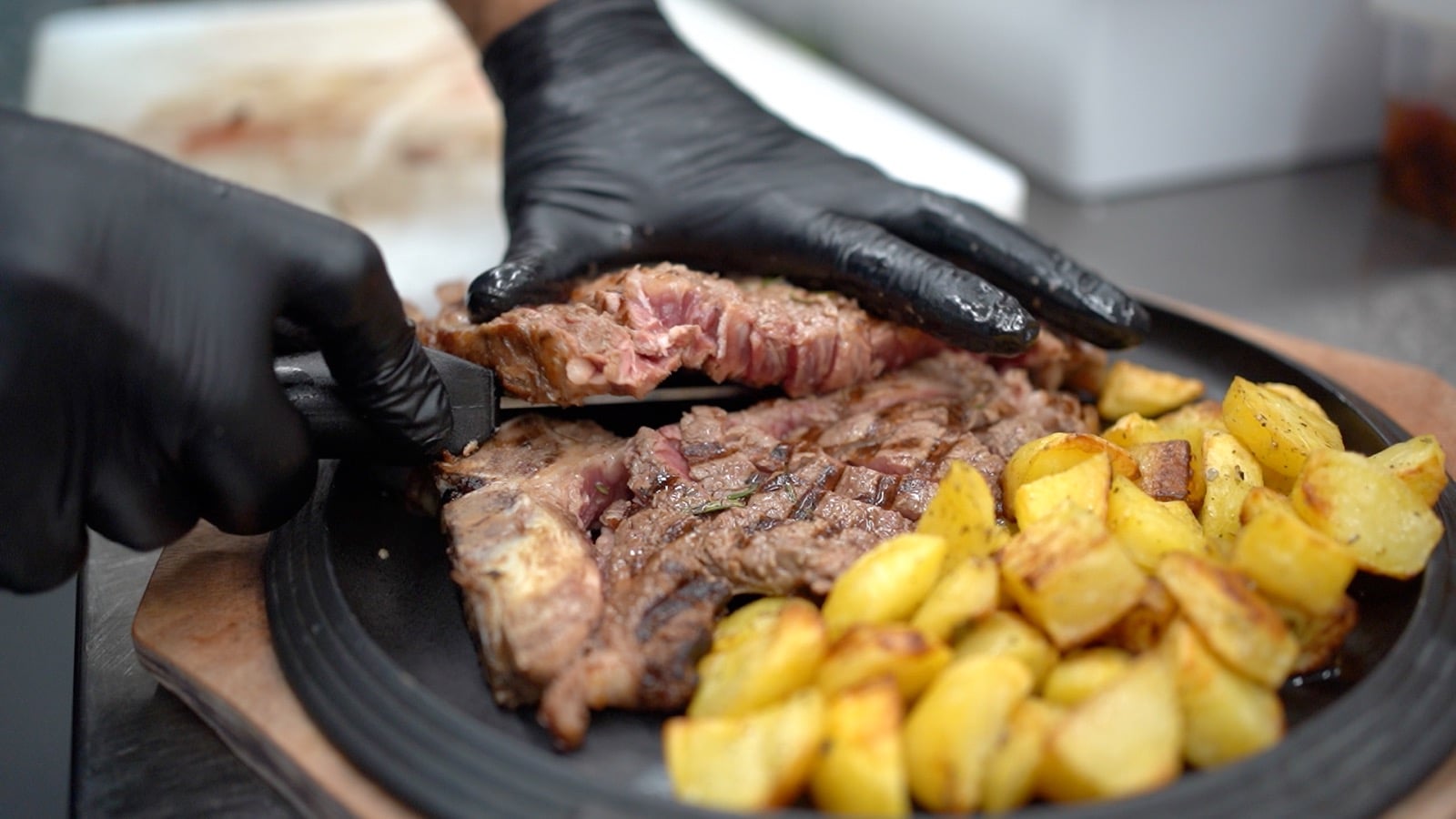 La lavorazione attenta e rispettosa della materia prima da parte dello chef