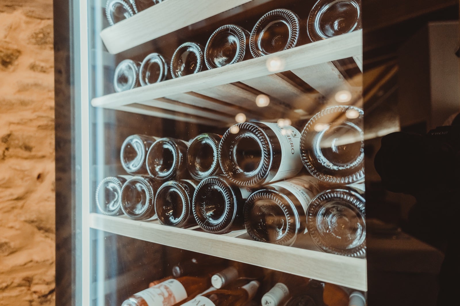 La cantina del ristorante con le migliori etichette di vini e champagne